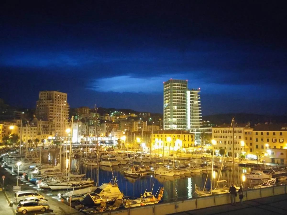 Appartamento indipendente a due passi dal centro Savona 0*,  Italia